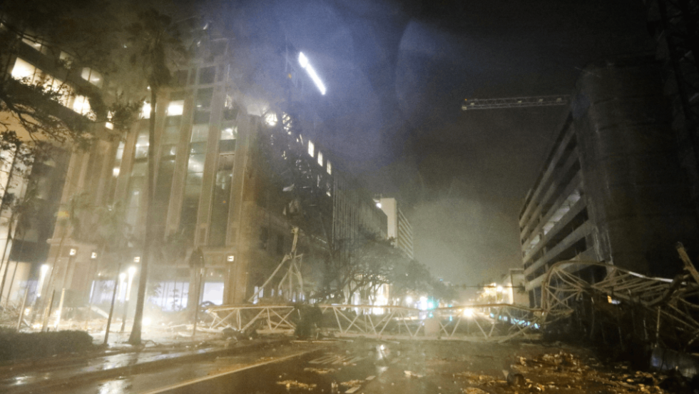 Γκρεμισμένος γερανός στο Σεντ Πίτερσπεργκ από ανεμοστρόβιλο - Μίλτον